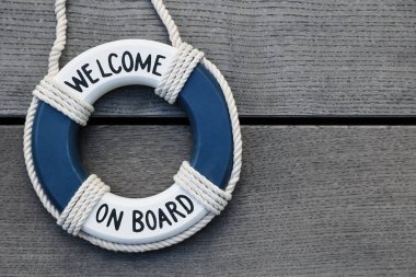 Gri ahşap arka planda oyuncak yüzük şamandırası