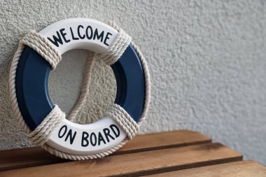 Oyuncak yüzük şamandırası ışık duvarının yanındaki masada.