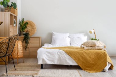 Büyük yataklı ve çekmeceli hafif yatak odasının içi.