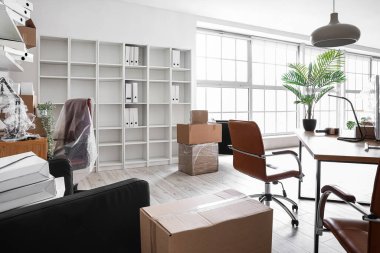 Taşınma gününde iş yerleri ve karton kutularla birlikte ofis içi