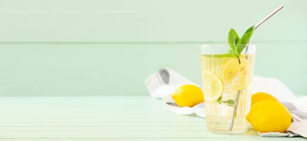 Copo Chá Gelado Saboroso Com Limão Fundo Madeira Verde Com — Fotografia de Stock