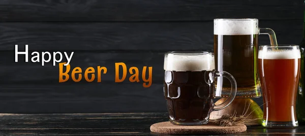 Baner Happy Beer Day Szklankami Świeżego Napoju — Zdjęcie stockowe