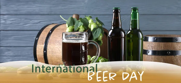 Banner Voor Happy Beer Day Met Mok Flessen Verse Drank — Stockfoto