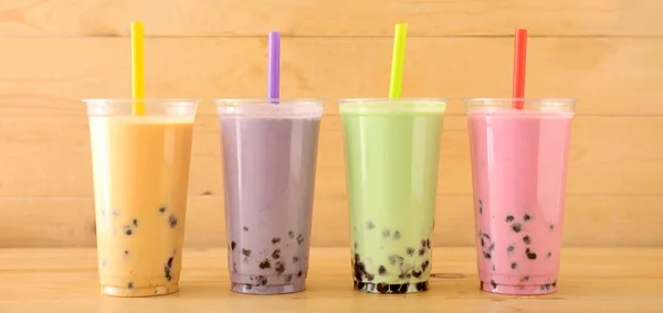 Plastikbecher Mit Verschiedenen Leckeren Bubble Tea Auf Holzgrund — Stockfoto