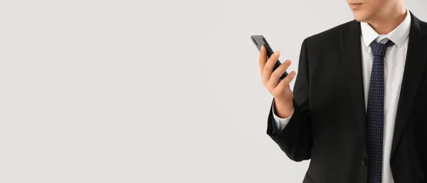 Красивый Молодой Бизнесмен Использующий Мобильный Телефон Светлом Фоне Пространством Текста — стоковое фото