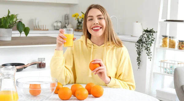 Счастливая Молодая Женщина Апельсинами Стаканом Сока Кухне — стоковое фото