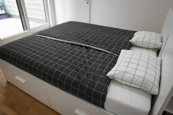 Сучасне Ліжко Подушками Біля Світлої Стіни — стокове фото