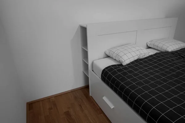 轻墙附近有枕头的现代床 — 图库照片