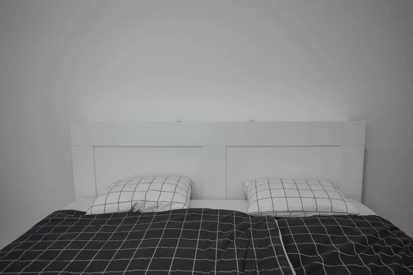 Μοντέρνο Κρεβάτι Μαξιλάρια Κοντά Στο Φως Τοίχο — Φωτογραφία Αρχείου