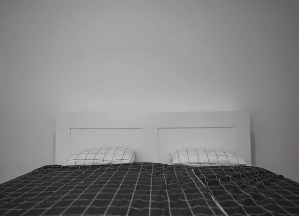 Işık Duvarının Yanında Yastıklı Modern Yatak — Stok fotoğraf