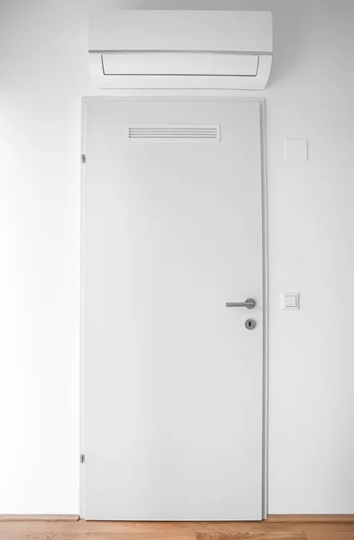 Białe Drzwi Nowoczesny Klimatyzator Wiszący Lekkiej Ścianie — Zdjęcie stockowe