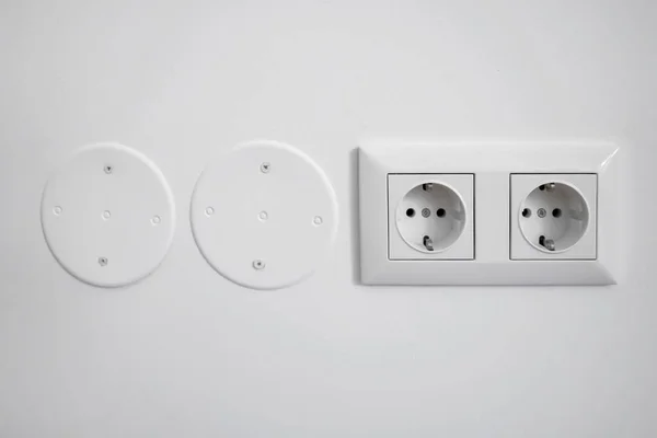 Beyaz Duvarda Elektrik Prizleri — Stok fotoğraf