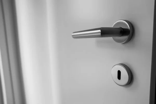 Pintu Putih Dengan Pegangan Dan Kunci Kamar Close — Stok Foto