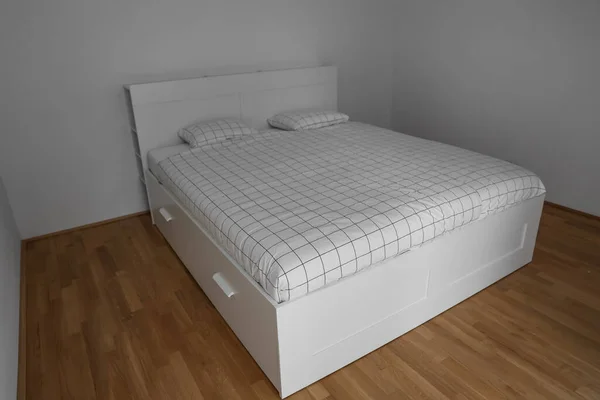 Modern Bed Met Schuifladen Bij Lichte Wand — Stockfoto