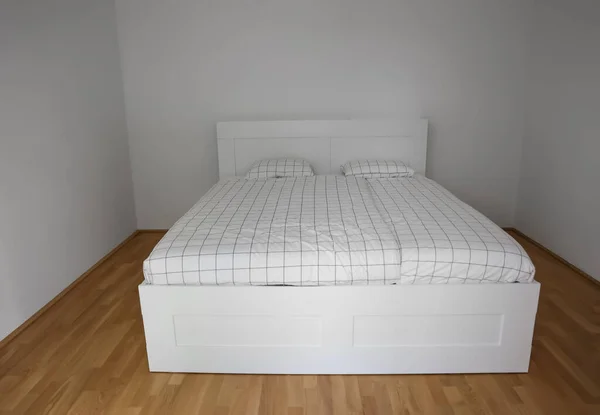 Modern Bed Met Kussens Buurt Van Lichte Muur — Stockfoto