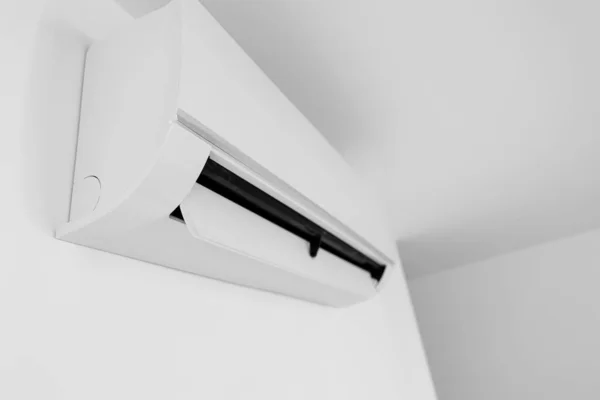 室内挂在轻墙上的现代空调机 — 图库照片