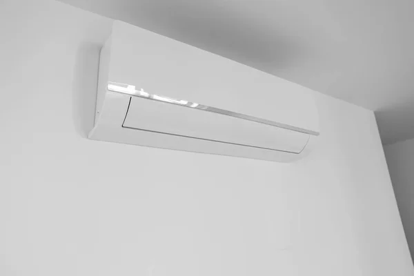 部屋の光壁に掛けられたモダンなエアコン — ストック写真