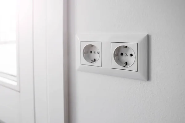 Beyaz Duvarda Elektrik Prizleri — Stok fotoğraf