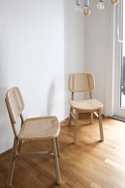 Ψάθινες Καρέκλες Κοντά Ανοιχτό Τοίχο — Φωτογραφία Αρχείου