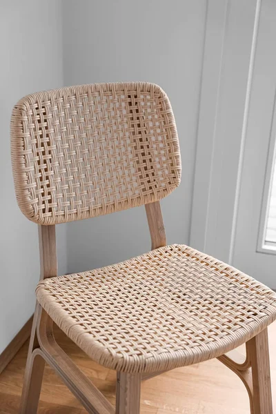 Işık Duvarının Yanındaki Hasır Sandalye — Stok fotoğraf