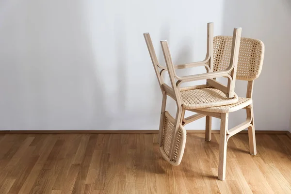 Işık Duvarının Yanında Hasır Sandalyeler — Stok fotoğraf