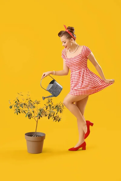 Young Pin Woman Watering Can Houseplant Yellow Background — Stock Photo, Image