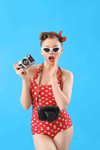 Geschokt Jonge Pin Vrouw Badpak Met Fotocamera Blauwe Achtergrond — Stockfoto