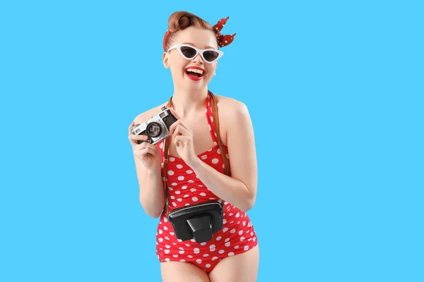 Junge Pin Frau Badeanzug Mit Fotokamera Auf Blauem Hintergrund — Stockfoto