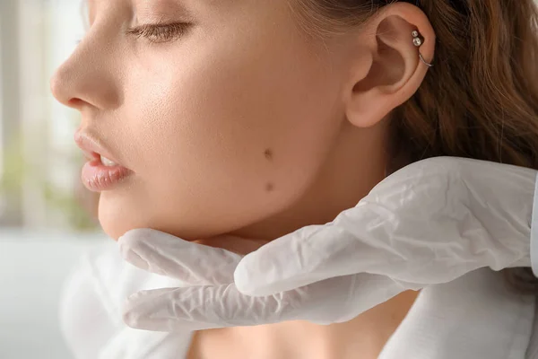 Dermatólogo Examinando Lunares Cara Mujer Joven Clínica Primer Plano — Foto de Stock