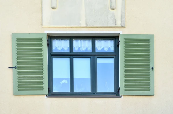 Blick Auf Wohnhaus Mit Holzfenster Und Rollläden — Stockfoto