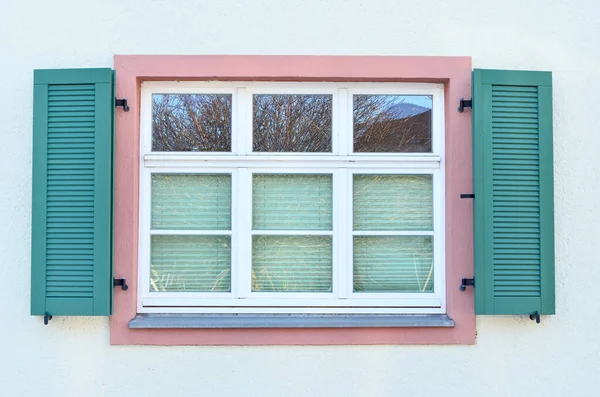 Blick Auf Weißes Gebäude Mit Holzfenster Und Rollläden — Stockfoto