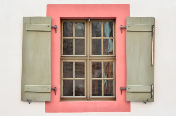 Blick Auf Das Alte Gebäude Mit Holzfenster Und Rollläden — Stockfoto