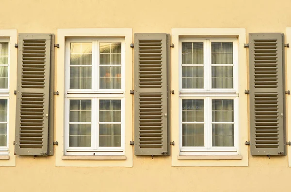 Blick Auf Wohngebäude Mit Weißen Fenstern Und Rollläden — Stockfoto