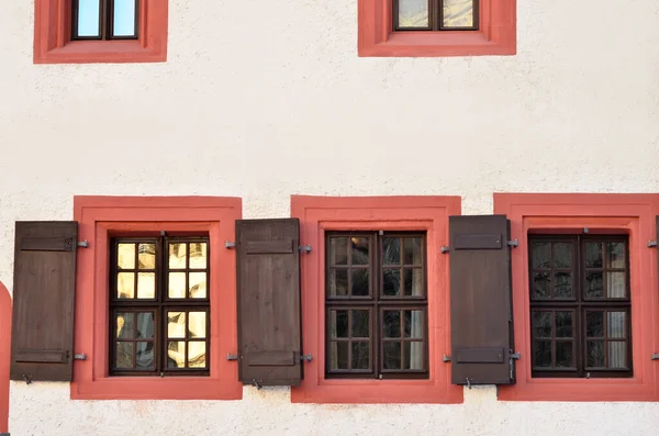 Вид Старое Здание Деревянными Окнами Ставнями — стоковое фото