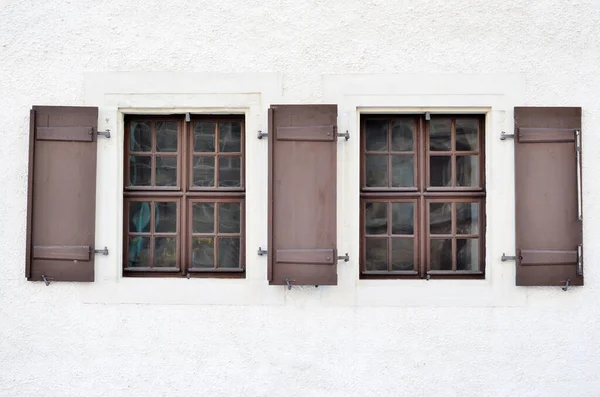 Pohled Bílou Budovu Dřevěnými Okny Okenicemi — Stock fotografie