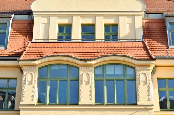 Blick Auf Schönes Gebäude Mit Holzfenstern — Stockfoto