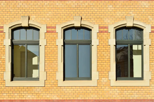 Blick Auf Backsteingebäude Mit Holzfenstern — Stockfoto