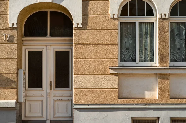 Blick Auf Wohnhaus Mit Weißer Holztür Briefkästen Und Fenstern — Stockfoto