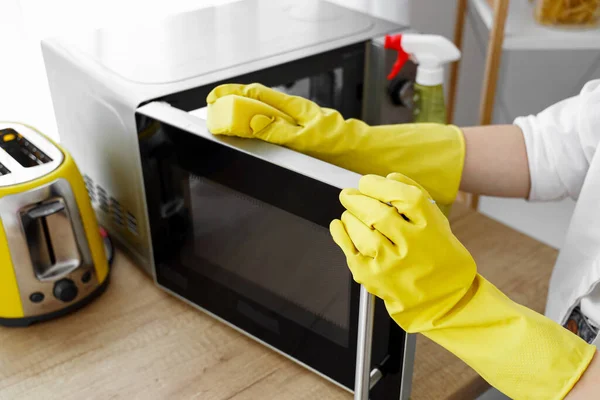Gospodyni Domowa Sprzątanie Mikrofalówki Gąbką Kuchni Zbliżenie — Zdjęcie stockowe