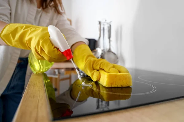 Dona Casa Limpeza Fogão Elétrico Com Esponja Cozinha Close — Fotografia de Stock
