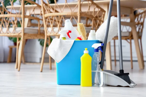 Eimer Mit Reinigungsmitteln Der Küche — Stockfoto