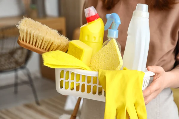 寝室の掃除用品を持つ主婦 クローズアップ — ストック写真