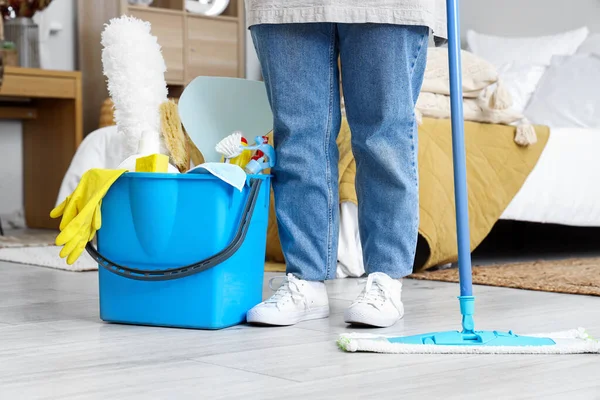 Gospodyni Domowa Wyposażeniem Sprzątania Sypialni — Zdjęcie stockowe