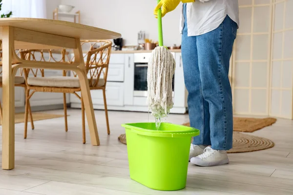 Hausfrau Wischt Boden Küche — Stockfoto