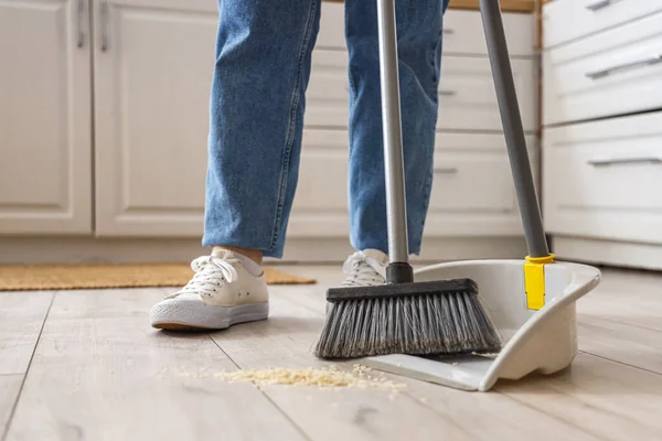 Hausfrau Putzt Fußboden Mit Besen Und Kehrschaufel Küche Nahaufnahme — Stockfoto