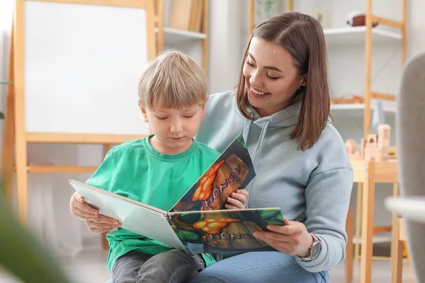 Evde Kitap Okuyan Küçük Çocuklu Dadı — Stok fotoğraf