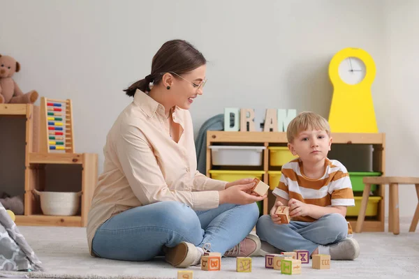 Kindermädchen Und Kleiner Junge Spielen Mit Würfeln Hause — Stockfoto