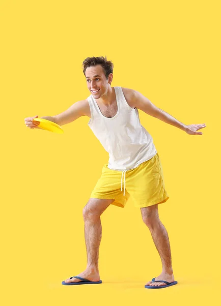 Feliz Joven Jugando Frisbee Sobre Fondo Amarillo — Foto de Stock