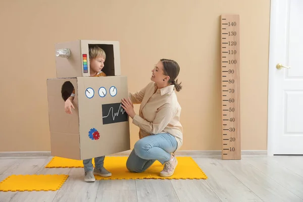 Niño Traje Robot Cartón Con Niñera Casa — Foto de Stock