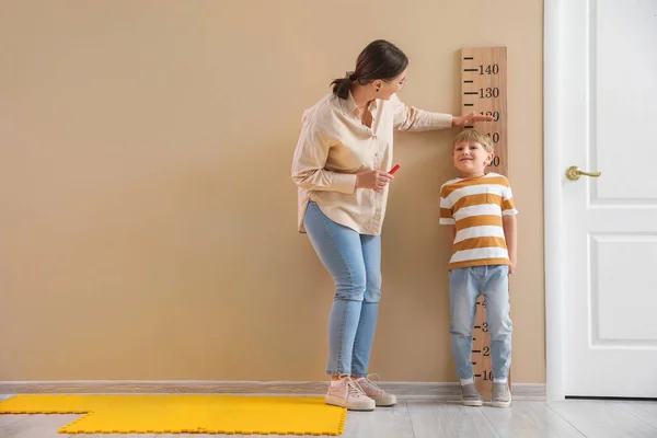 Little Boy Nanny Measuring Height Home — Stock Photo, Image